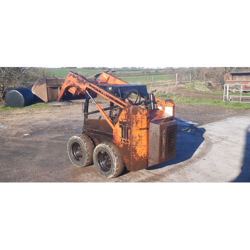 410 - Thomas T133 skid steer loader with 5ft bucket c/w 5ft grab attachment