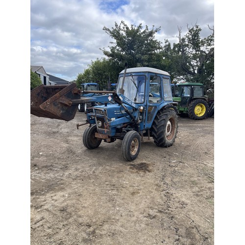 385 - Ford 4100 tractor. C/w loader. Runs and drives. Reg XOD786S. V5