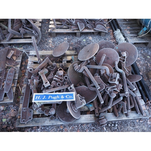 162 - Ransomes plough discs and parts