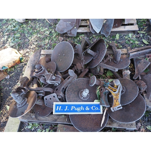 170 - Ransomes plough discs