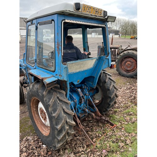 385 - Ford 4100 tractor. C/w loader. Runs and drives. Reg XOD786S. V5