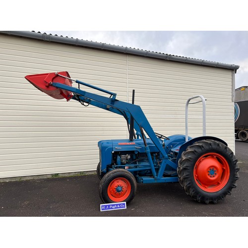 367 - Fordson Dexta tractor, Said to have been fully restored 2 years ago. C/w power loader, original Dext... 