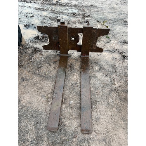 269 - Set of pallet forks with back plate