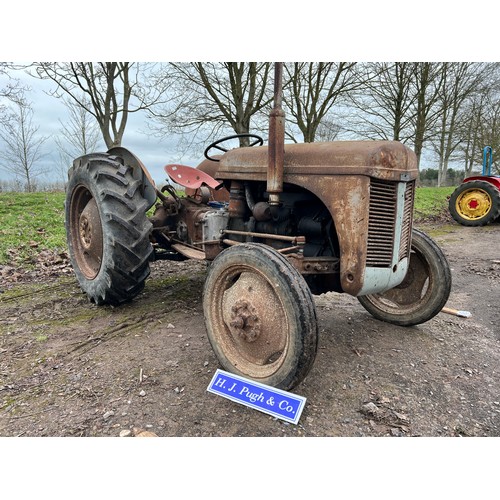 376 - Ferguson TEF tractor. 1953. Been laid up for 8 years, starts and drives. C/w Ferguson Epicyclic redu... 