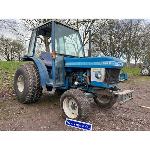 388 - Ford 1910 compact tractor. Runs. 3060 hours showing. No reg number. Keys in office