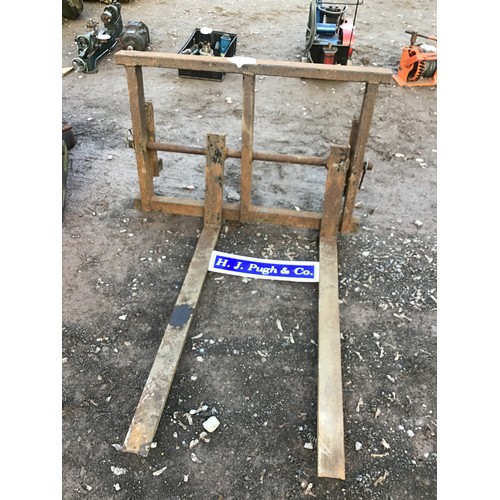 289 - Pallet forks with Quicke No.8 brackets