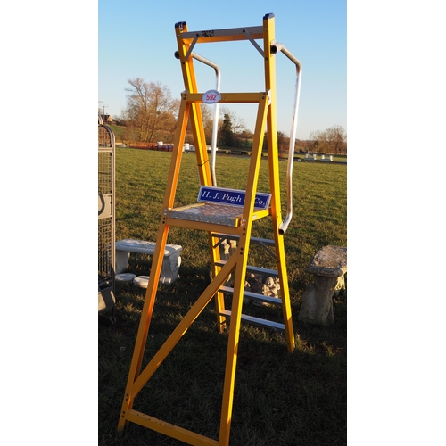 592 - Heavy duty step ladder