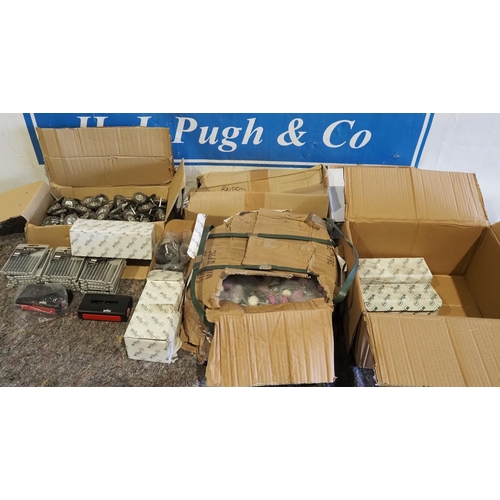 687 - Large quantity of assorted wire wheels, jigsaw blades, dremel stones, screwdrivers etc.