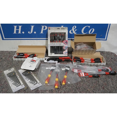 696 - Large quantity of assorted screwdrivers, Allen keys and pliers