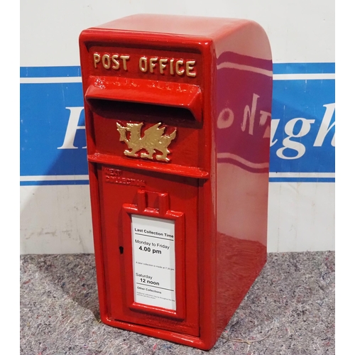 828 - Welsh postbox 22