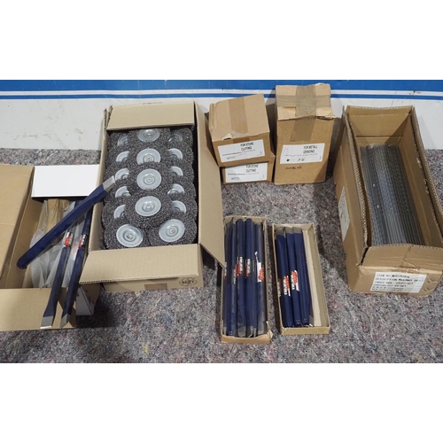 1280 - Large quantity of assorted wire wheels, drill bits and chisels etc