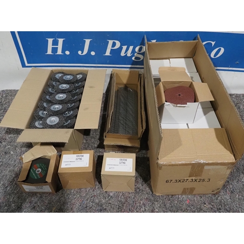 1284 - Large quantity of assorted wire wheels, sanding discs and stone grinding discs