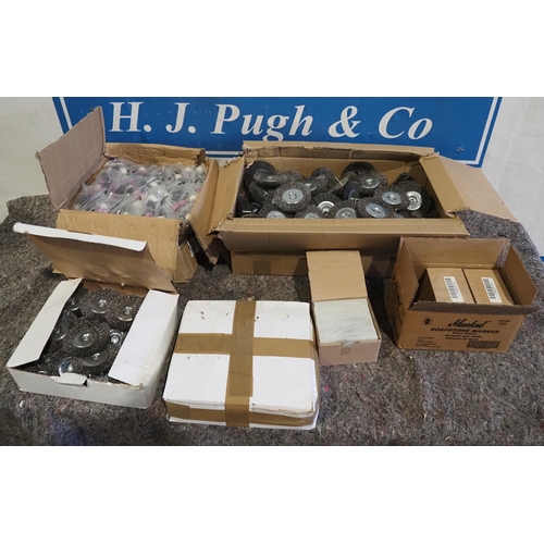 1291 - Large quantity of assorted of wire wheels, dremel stones and soapstone markers