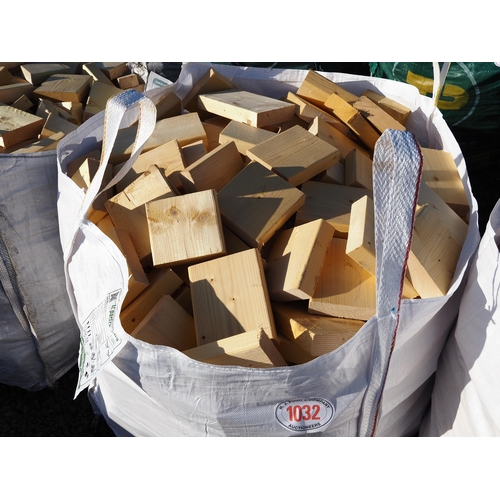 1032 - Bag of softwood offcuts
