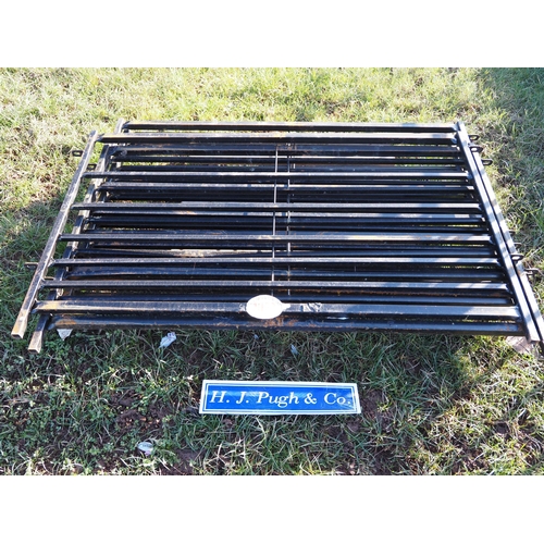 1093 - Black hurdles 5ft - 6