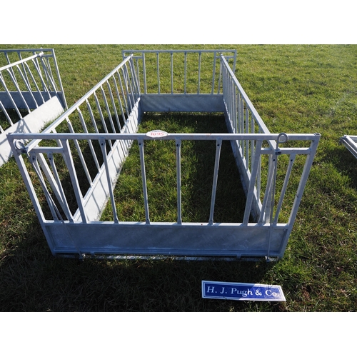 1095 - Sheep feeder 9' x 5'