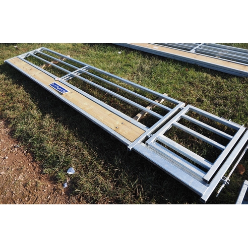 1096 - Galvanised sheep barrier with step through gate 15ft - 2