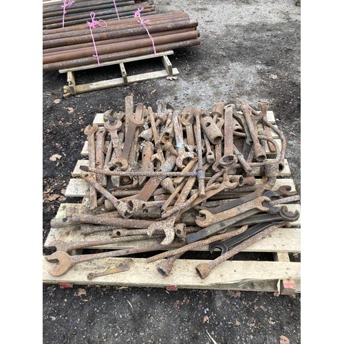 405 - Quantity of vintage spanners