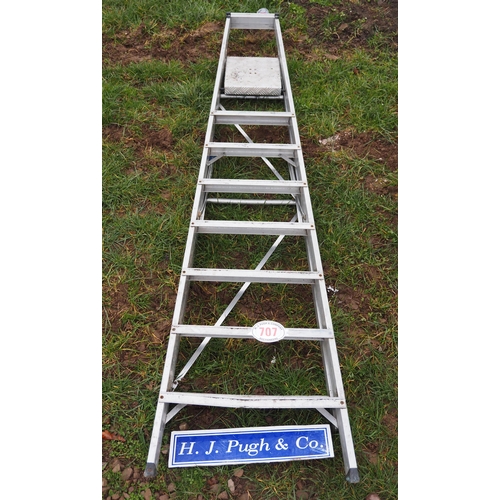 707 - 8 Tread step ladder