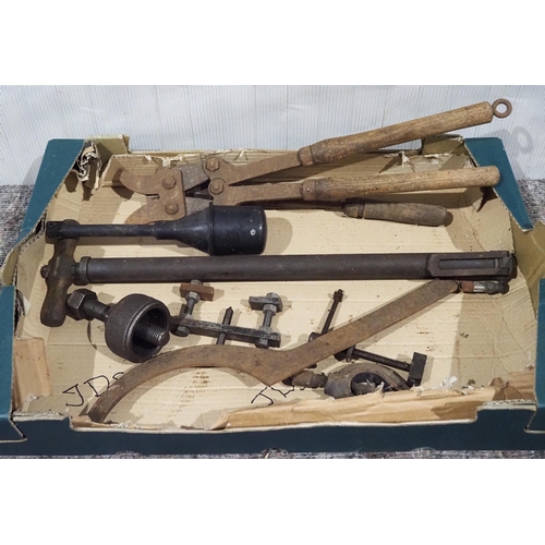 92 - Box of tools and pullers