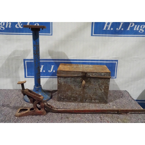 96 - Pedestal base, metal trunk and jack