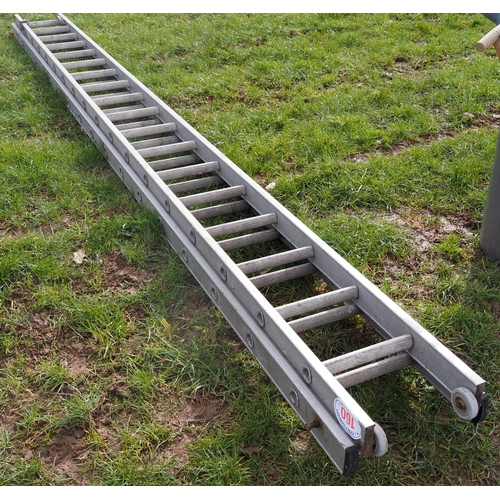 160 - Large extending ladder