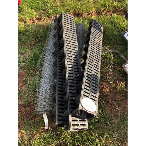 268A - 2 Part rolls chicken wire and 3 drain gullies