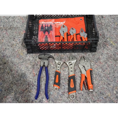 640 - 8 Assorted pliers and grips