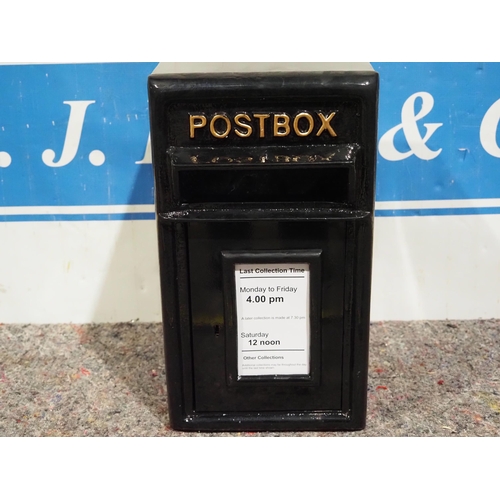 672 - Black post box 18