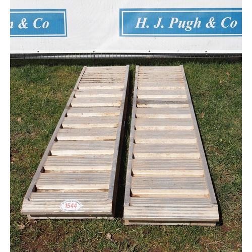 1544 - Aluminium loading ramps 10ft