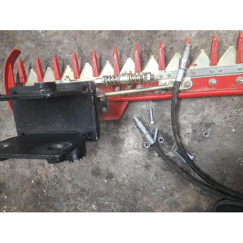 1482 - Hedge trimmer fitted with digger 30mm pin headstock. 1.8m long