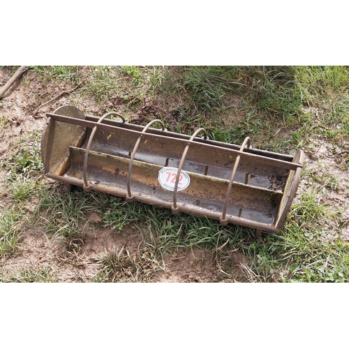 722 - Cast iron feed trough 32