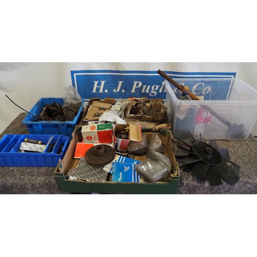 513 - Assorted car parts to include exhaust brackets, gaskets and brake parts