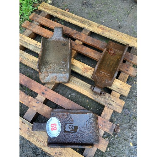 89 - Cast iron chocks - 3