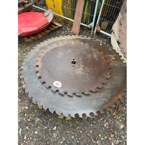 127 - Tooth racksaw blades in good order 4ft