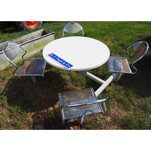 439 - Circular picnic table and chairs