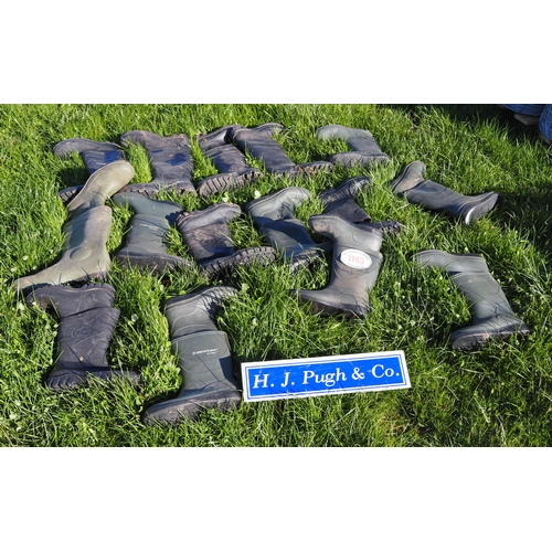 1143 - Large quantity of assorted wellington boots