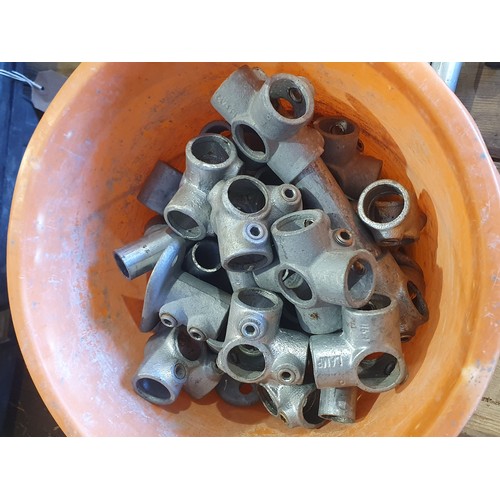 573 - Quantity of key clamp bars and fittings