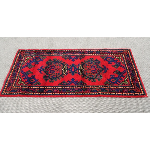 82 - Patterned wool rug 75 x 35