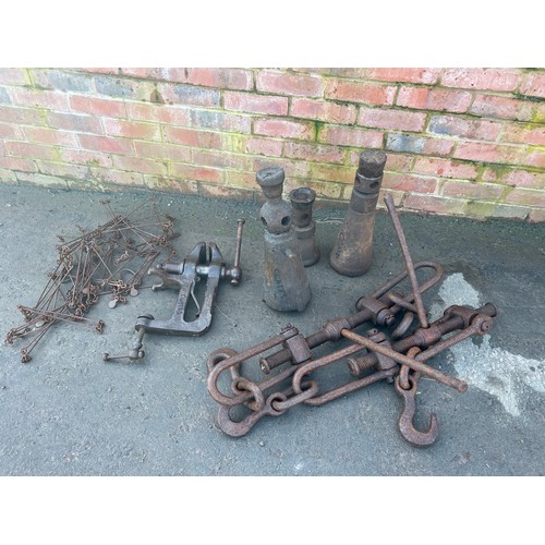 1443 - Steam engine jacks, leg vice and chains