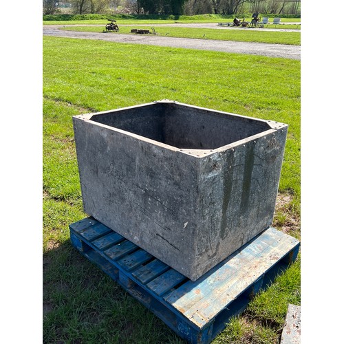 1449 - Galvanised riveted tank 3x2ft