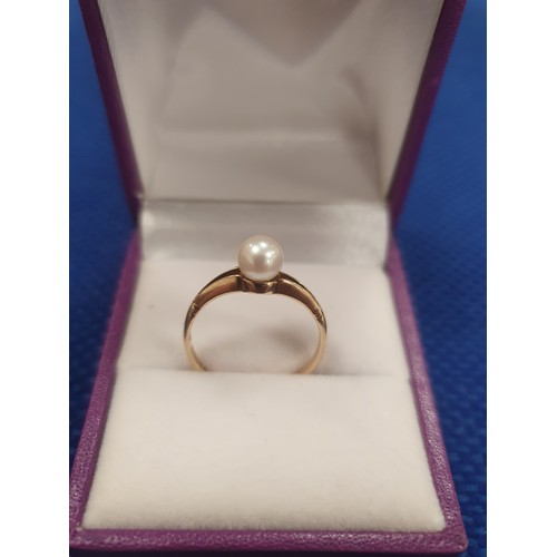 346 - 9ct Gold and pearl ring