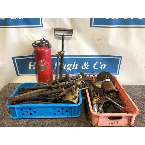 1497 - Box of garden hand sprayers and assorted vintage tools