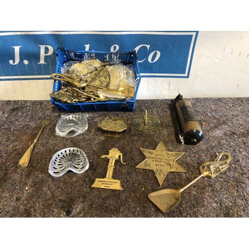 1425 - Assorted brass plaques
