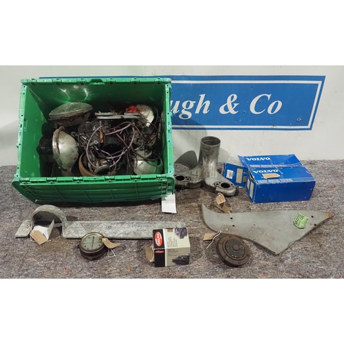 677 - Assorted car spares to include headlights, air cleaner, horn, etc.