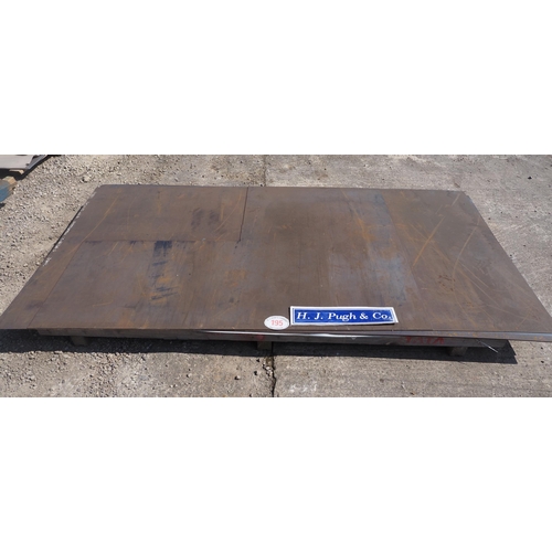 195 - Mild steel plate 2.5mm - 4 and one other