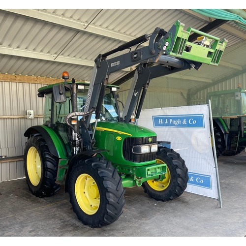 114 - John Deere 5820 4wd tractor. 2006. Runs and drives. 5600 hours showing. Fitted with Quicke Q38 loade... 