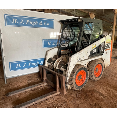 121 - Bobcat 553 skid steer. Runs and drives. 4459 hours showing. Fitted with pallet tines. 1998. Key in o... 