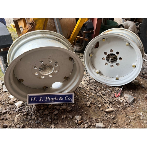 101 - Pair of Roadless 8 stud front wheels