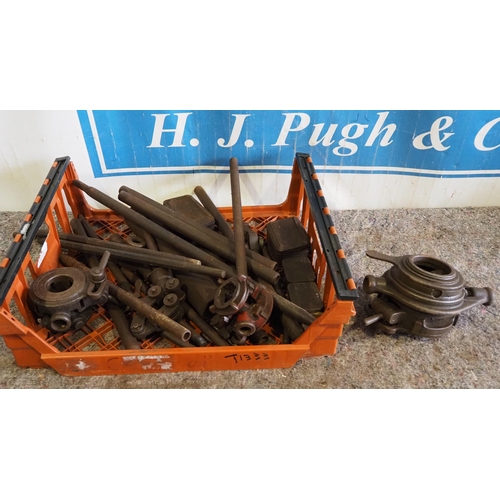 689 - Vintage heavy duty pipe threading tools